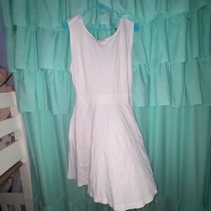 Elegant White Sleeveless Dress